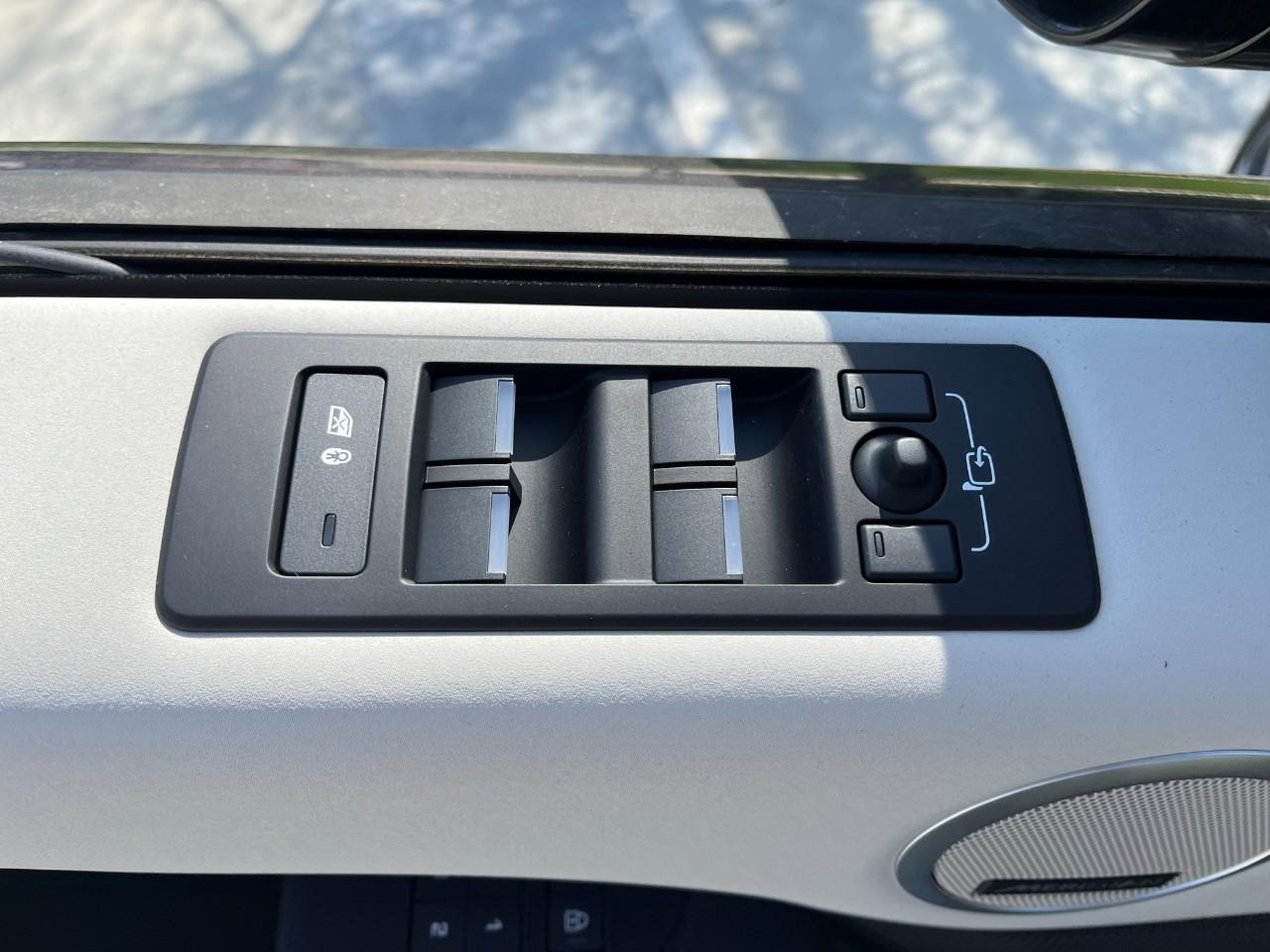 Land Rover Discovery Vehicle Full-screen Gallery Image 34