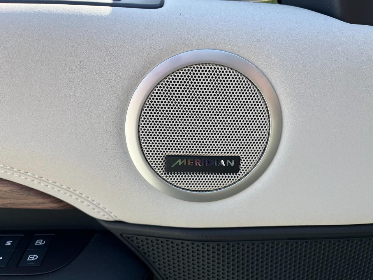 Land Rover Discovery Vehicle Full-screen Gallery Image 35