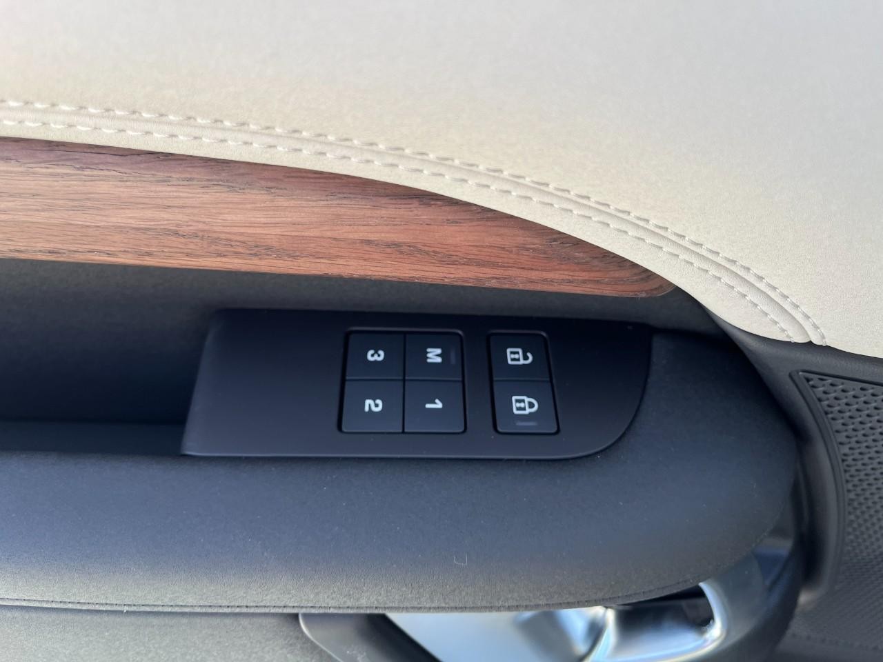 Land Rover Discovery Vehicle Full-screen Gallery Image 36