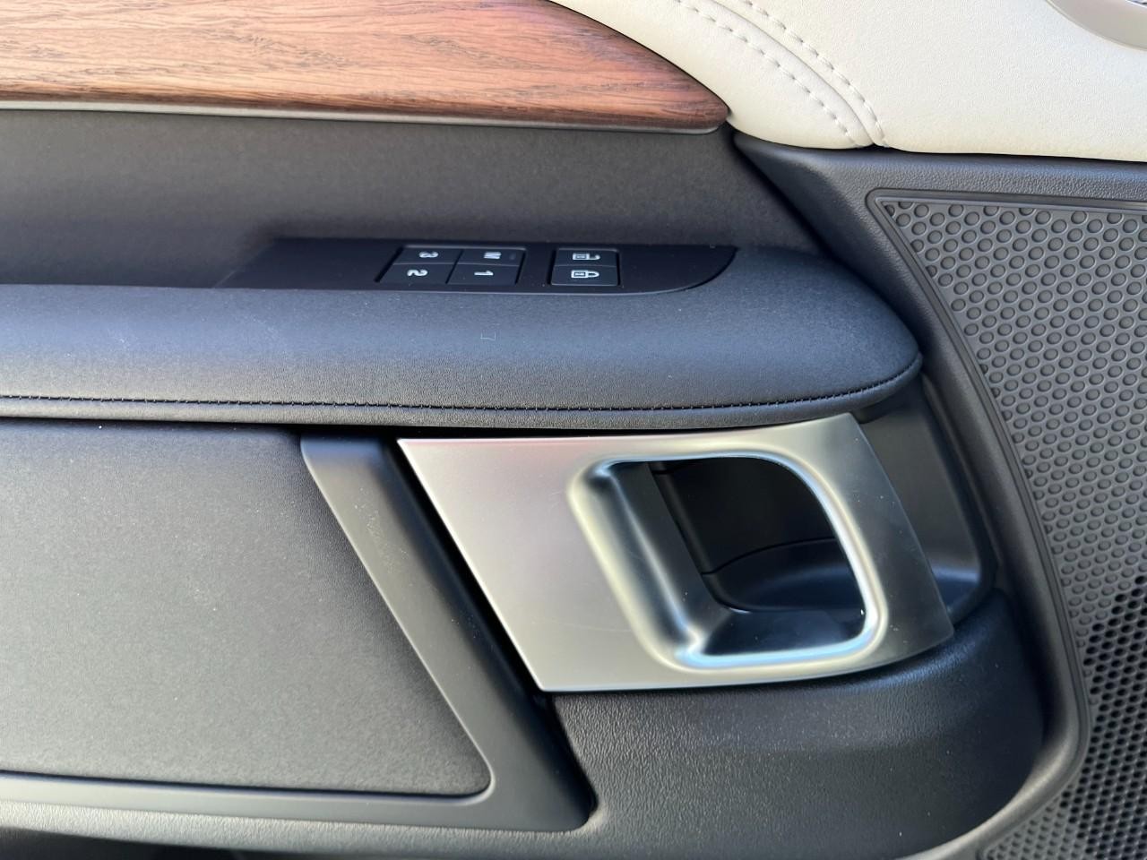 Land Rover Discovery Vehicle Full-screen Gallery Image 37