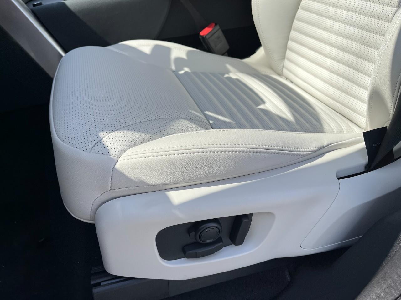 Land Rover Discovery Vehicle Full-screen Gallery Image 38