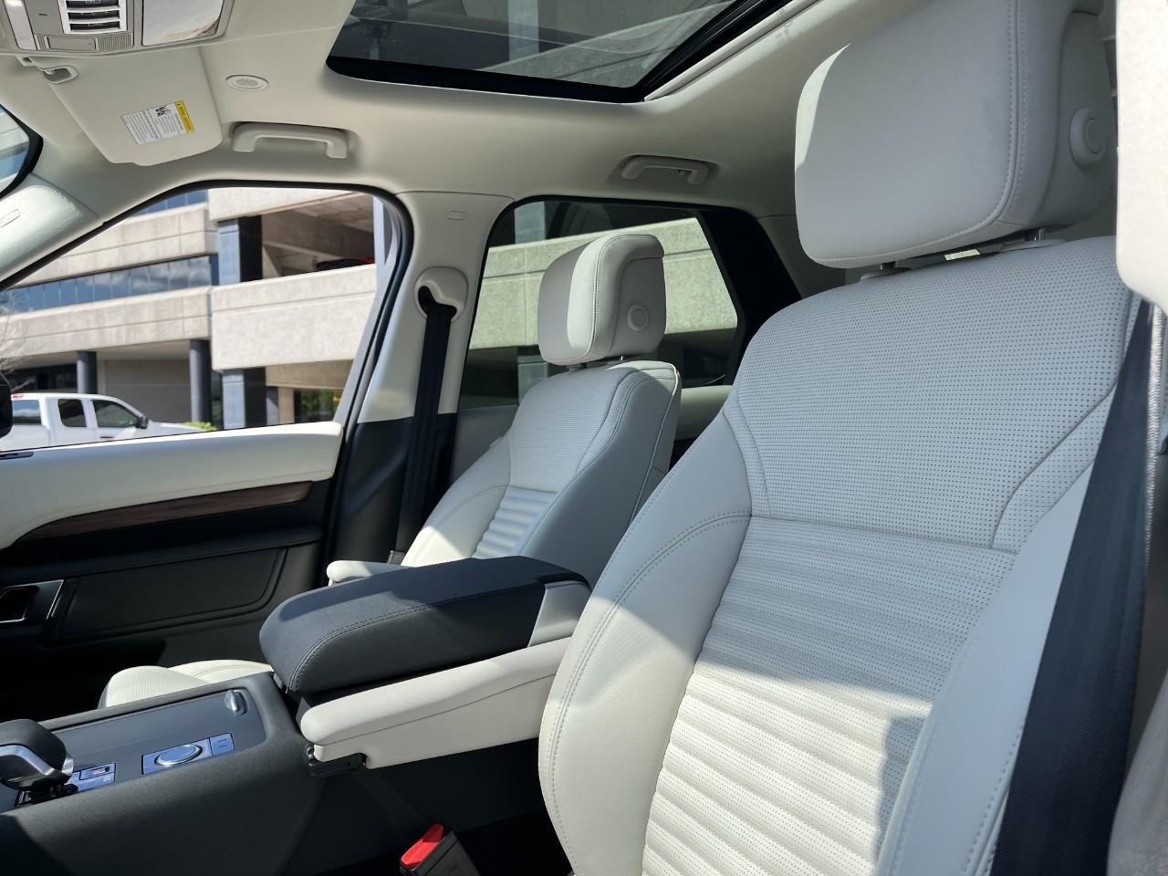 Land Rover Discovery Vehicle Full-screen Gallery Image 39