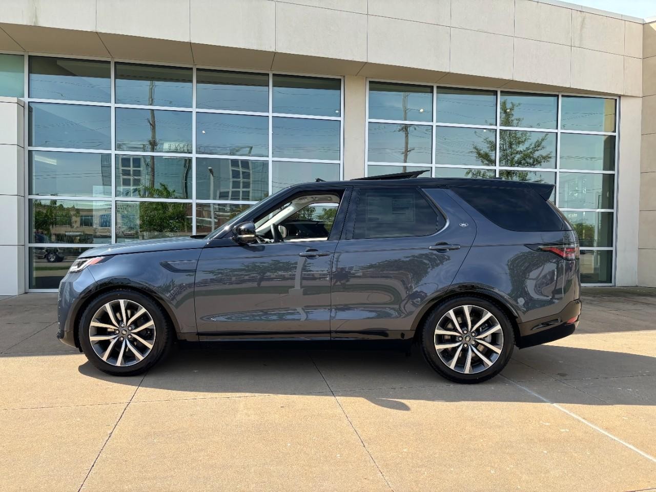 Land Rover Discovery Vehicle Full-screen Gallery Image 3