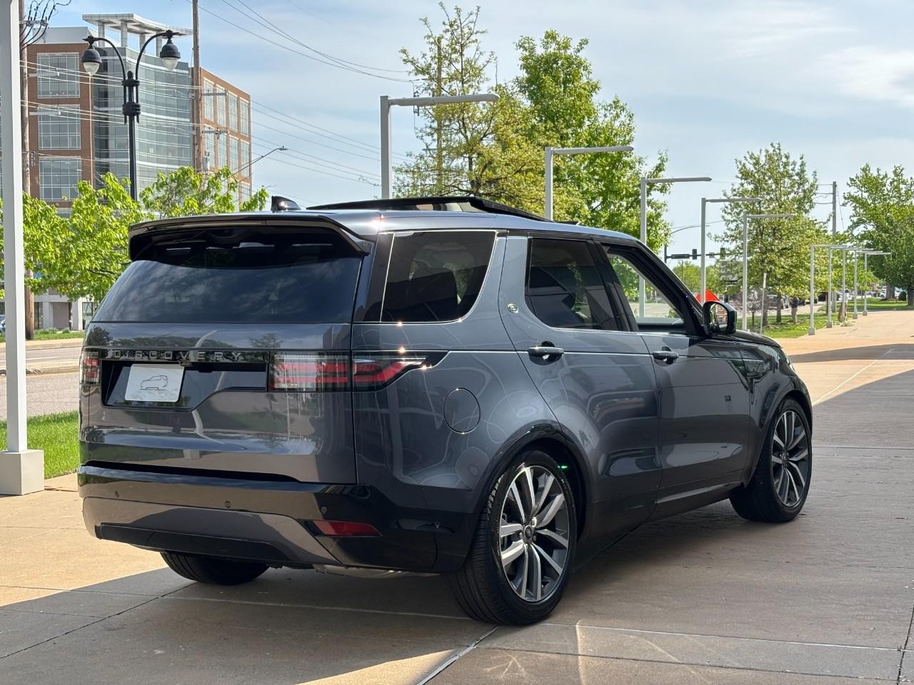 Land Rover Discovery Vehicle Full-screen Gallery Image 5