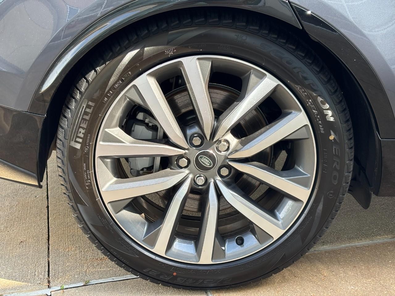 Land Rover Discovery Vehicle Full-screen Gallery Image 6