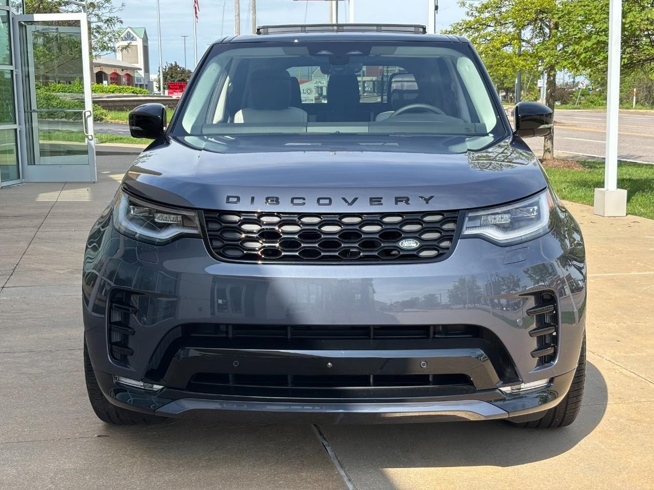 Land Rover Discovery Vehicle Full-screen Gallery Image 8