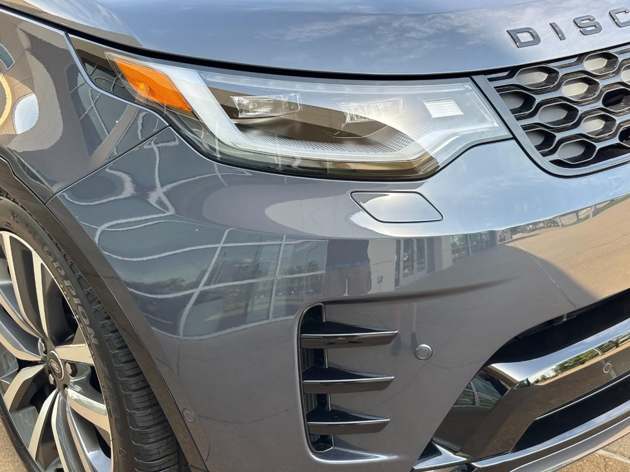 Land Rover Discovery Vehicle Full-screen Gallery Image 9