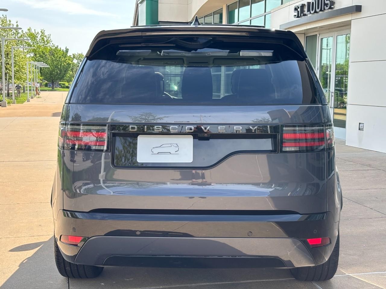 Land Rover Discovery Vehicle Full-screen Gallery Image 11