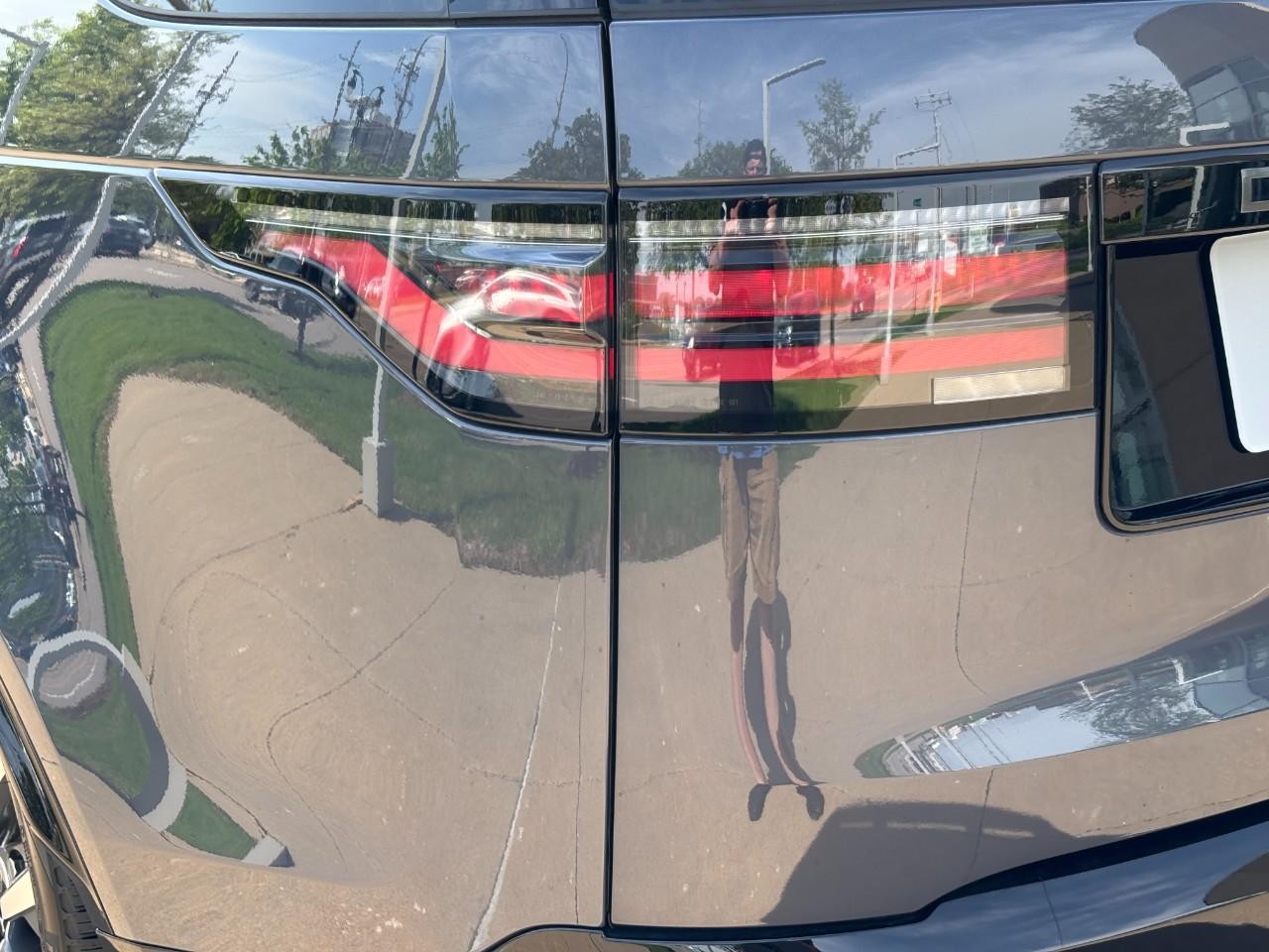 Land Rover Discovery Vehicle Full-screen Gallery Image 12