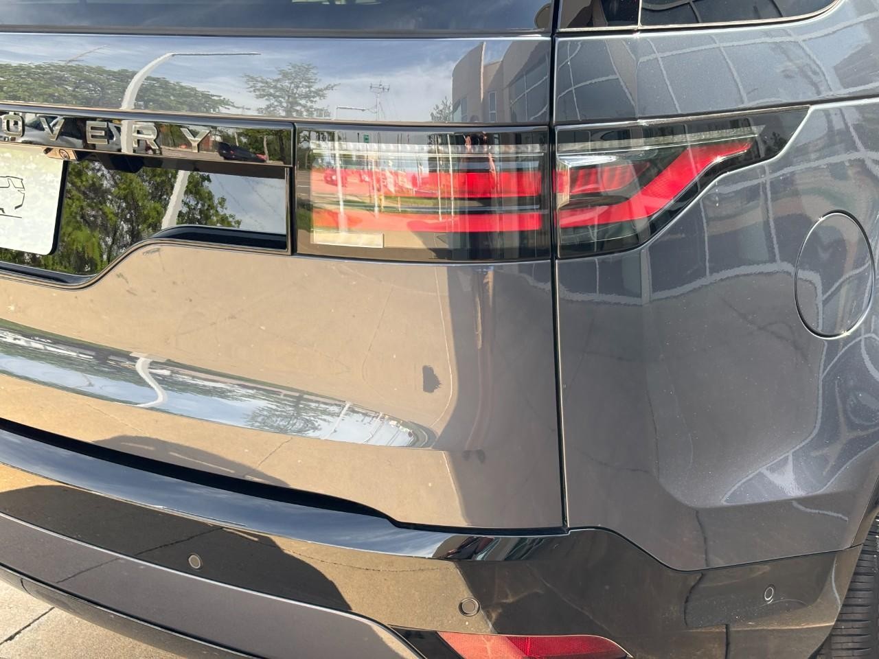 Land Rover Discovery Vehicle Full-screen Gallery Image 13