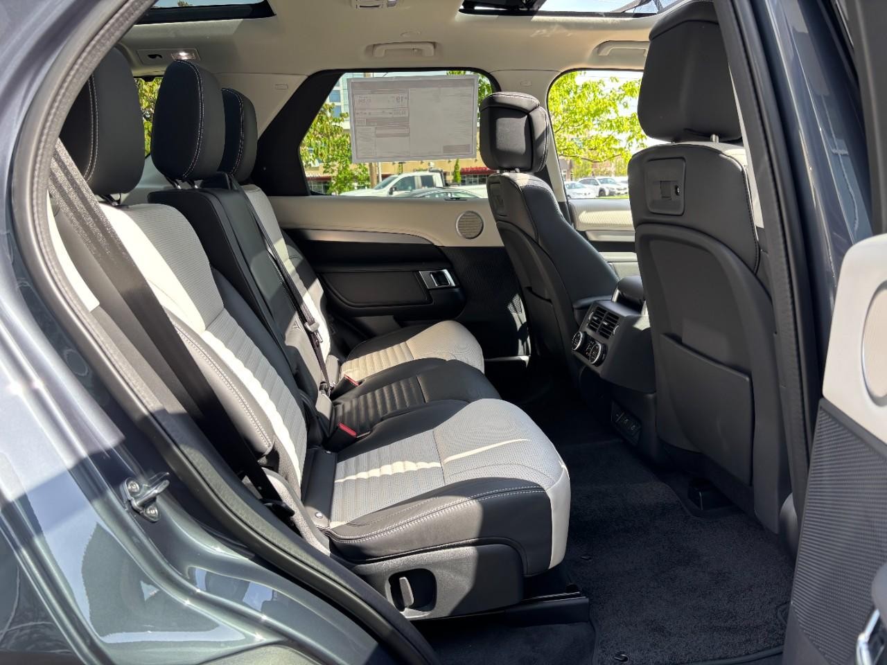 Land Rover Discovery Vehicle Full-screen Gallery Image 14