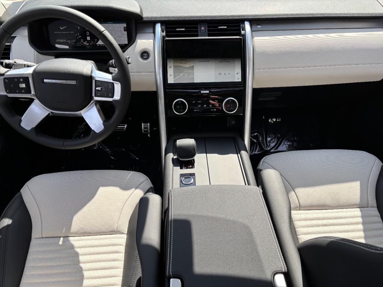 Land Rover Discovery Vehicle Full-screen Gallery Image 15