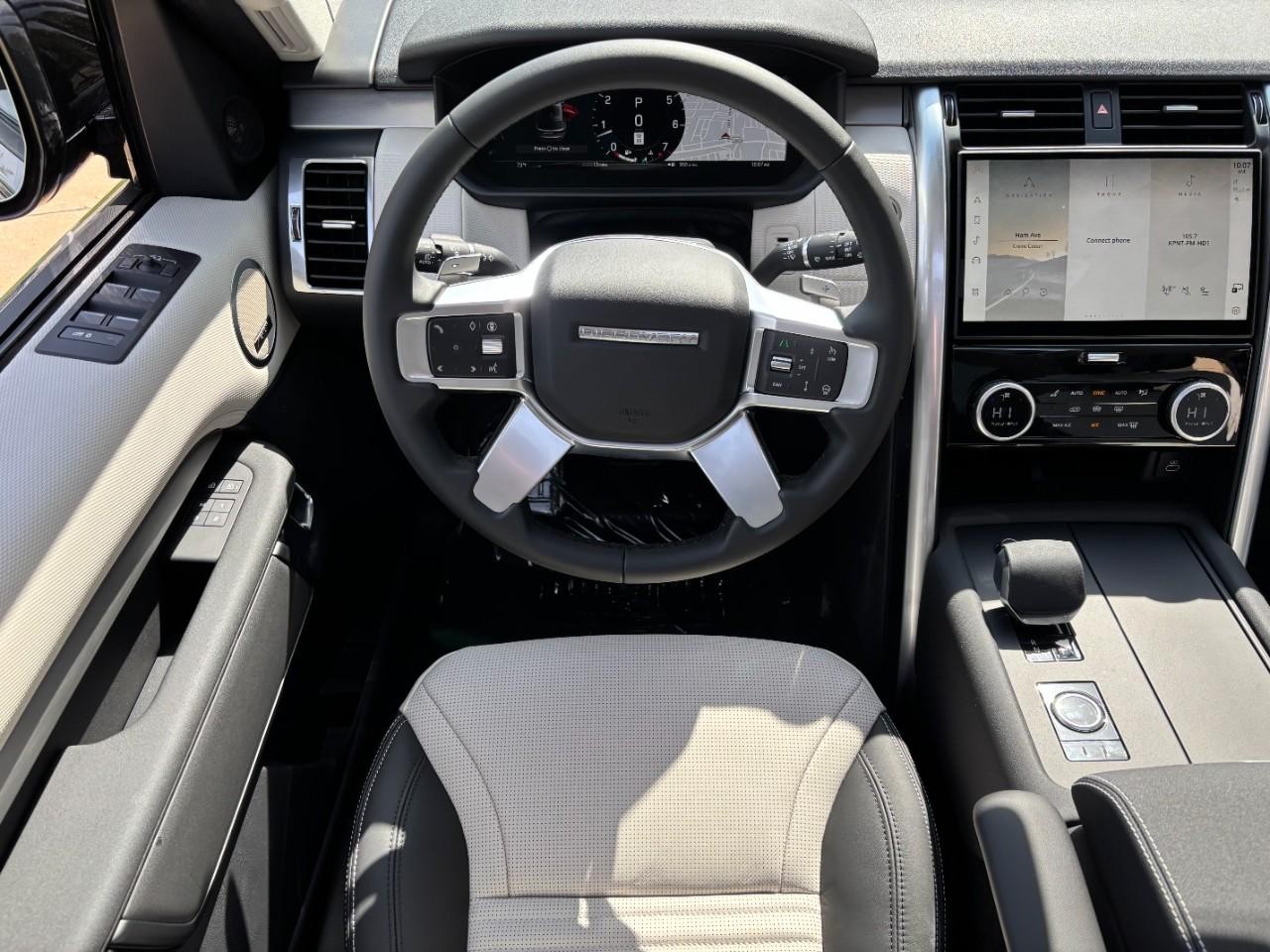 Land Rover Discovery Vehicle Full-screen Gallery Image 16