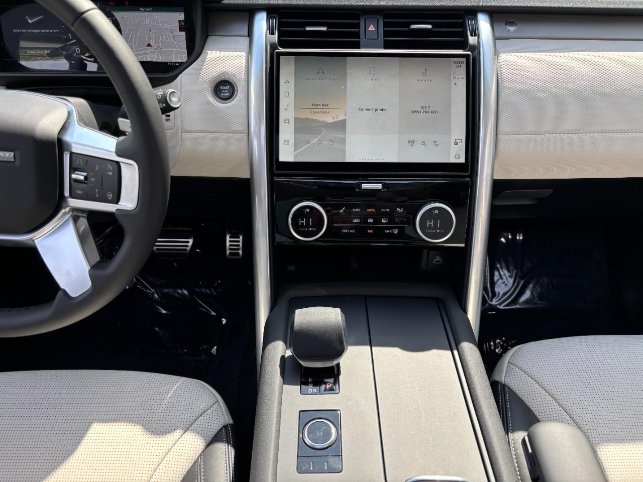 Land Rover Discovery Vehicle Full-screen Gallery Image 17