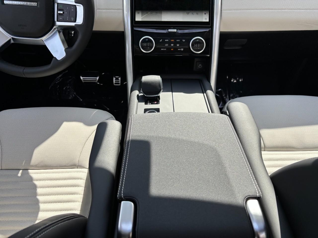 Land Rover Discovery Vehicle Full-screen Gallery Image 18