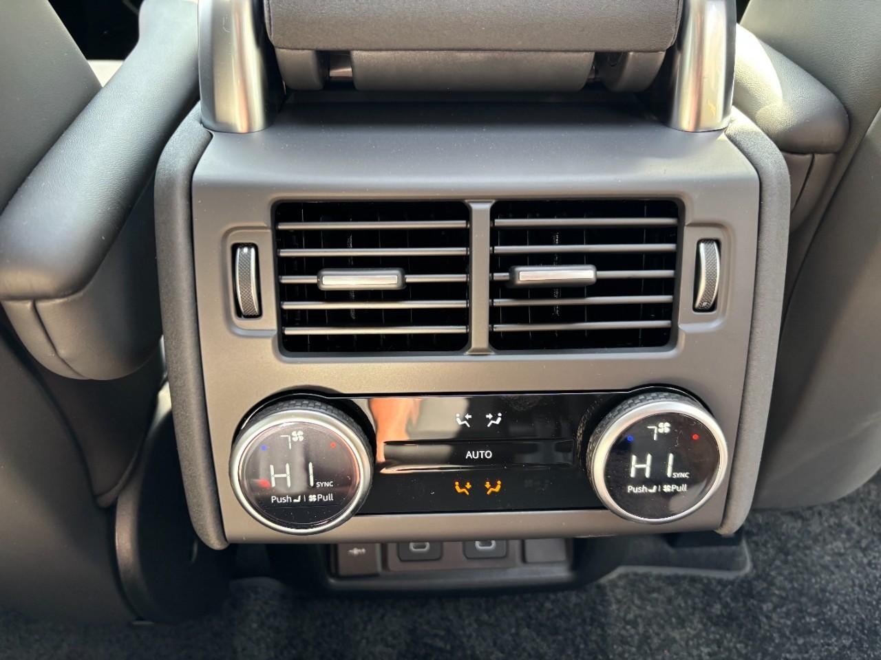 Land Rover Discovery Vehicle Full-screen Gallery Image 19