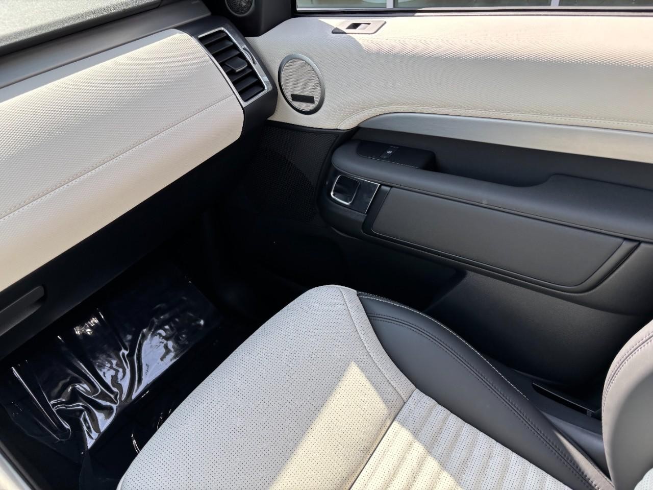 Land Rover Discovery Vehicle Full-screen Gallery Image 20