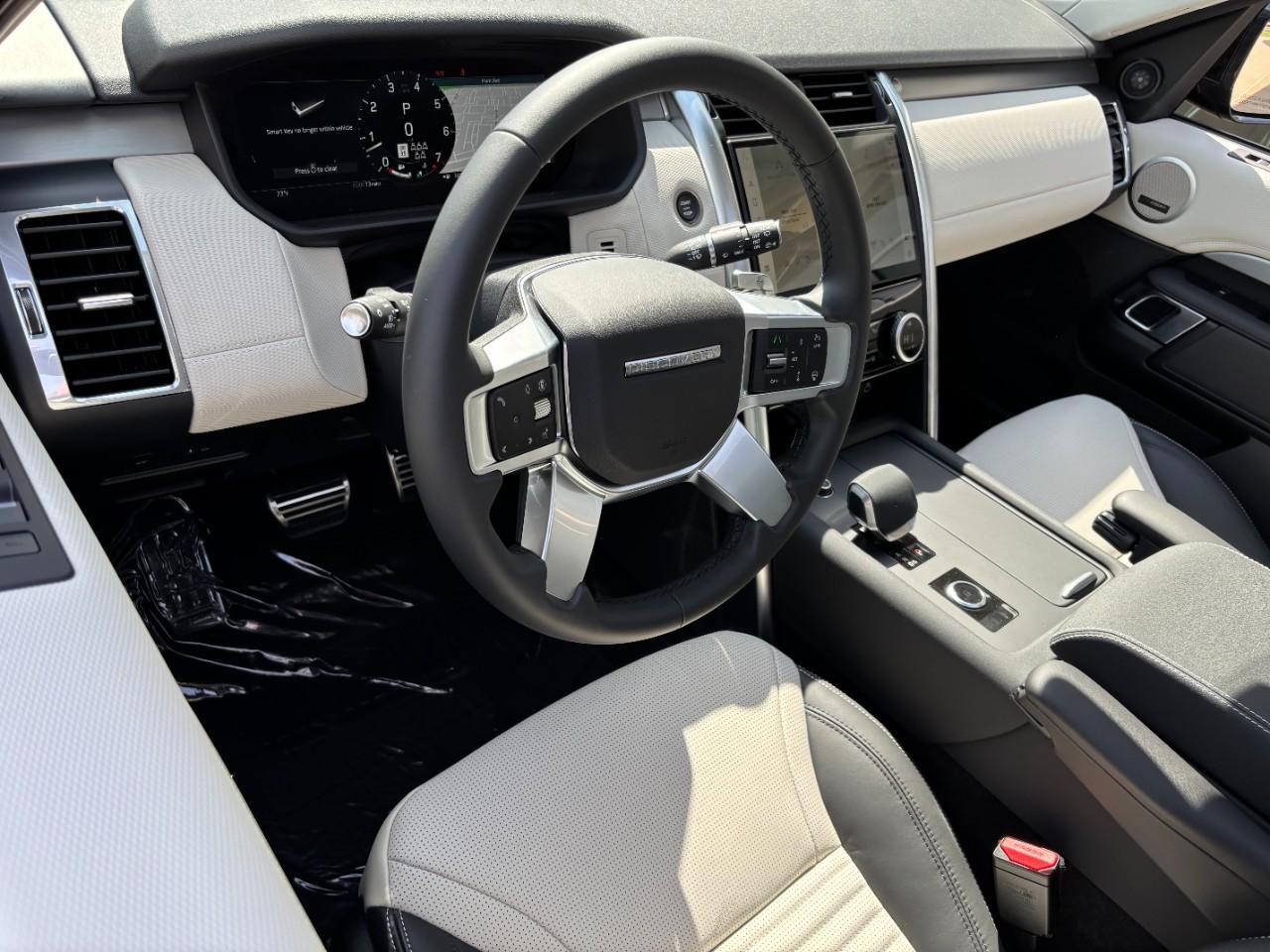 Land Rover Discovery Vehicle Full-screen Gallery Image 21