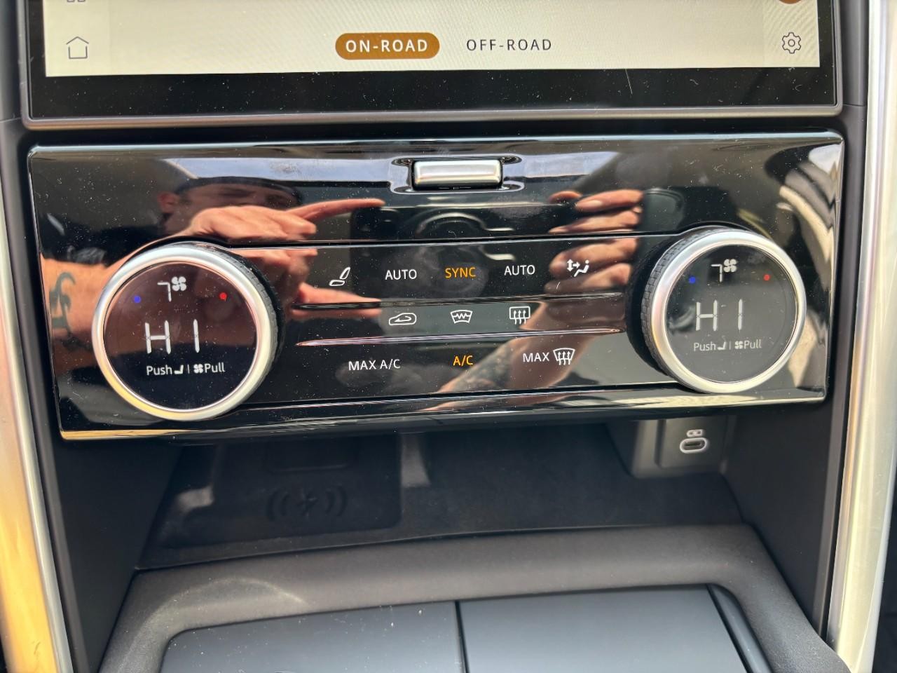 Land Rover Discovery Vehicle Full-screen Gallery Image 28