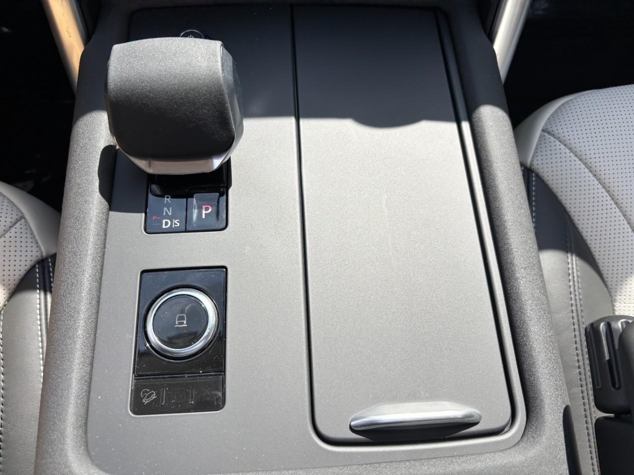 Land Rover Discovery Vehicle Full-screen Gallery Image 29