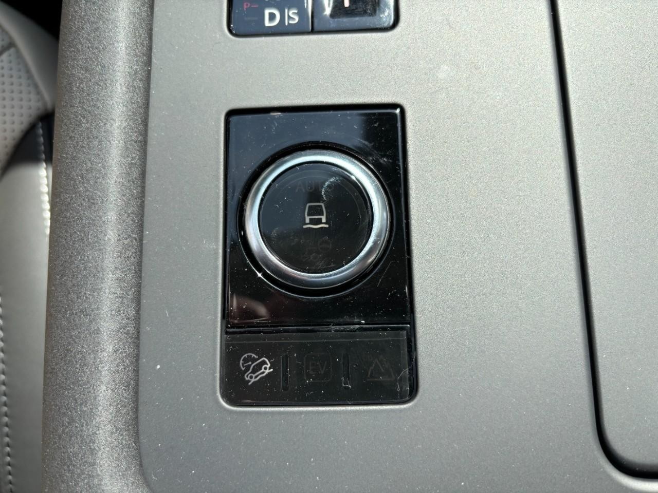 Land Rover Discovery Vehicle Full-screen Gallery Image 30