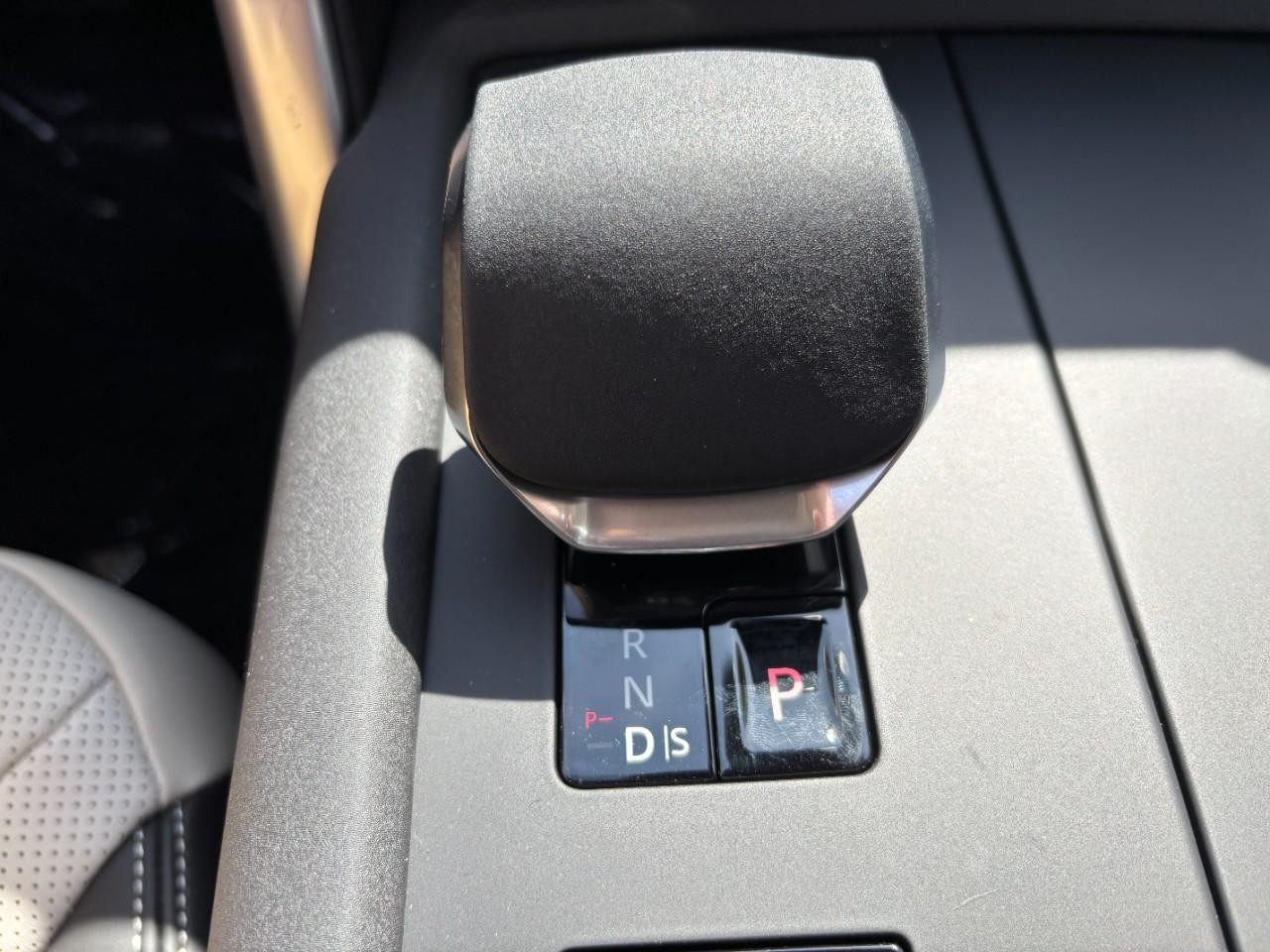 Land Rover Discovery Vehicle Full-screen Gallery Image 31