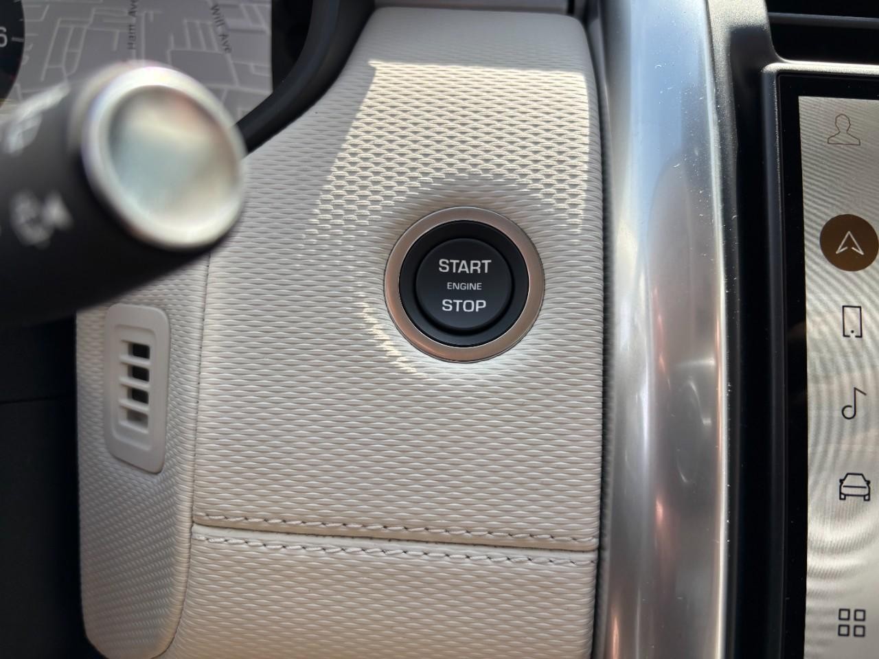 Land Rover Discovery Vehicle Full-screen Gallery Image 32