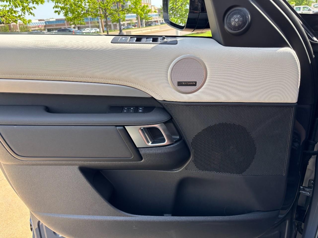 Land Rover Discovery Vehicle Full-screen Gallery Image 34