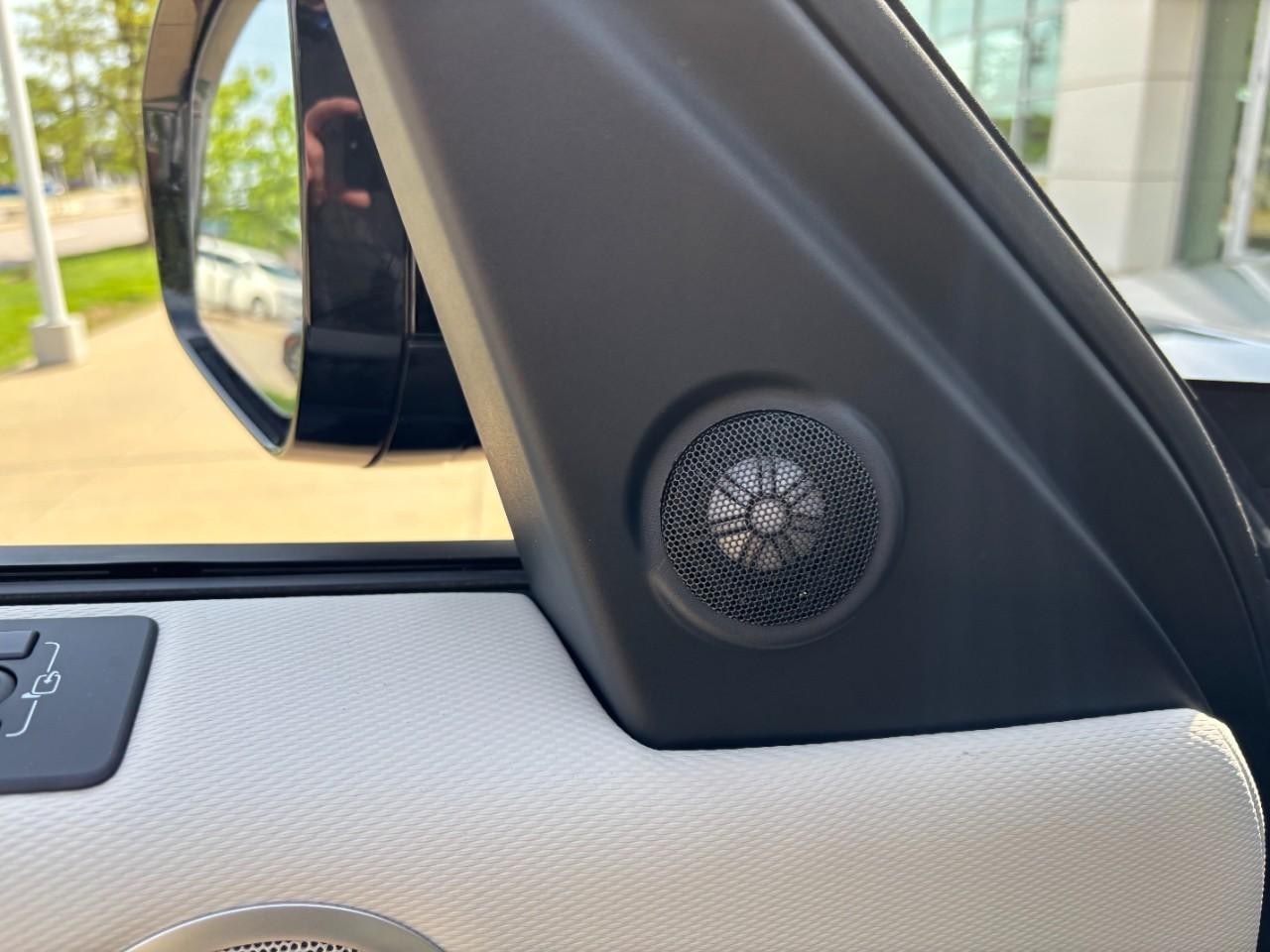 Land Rover Discovery Vehicle Full-screen Gallery Image 35