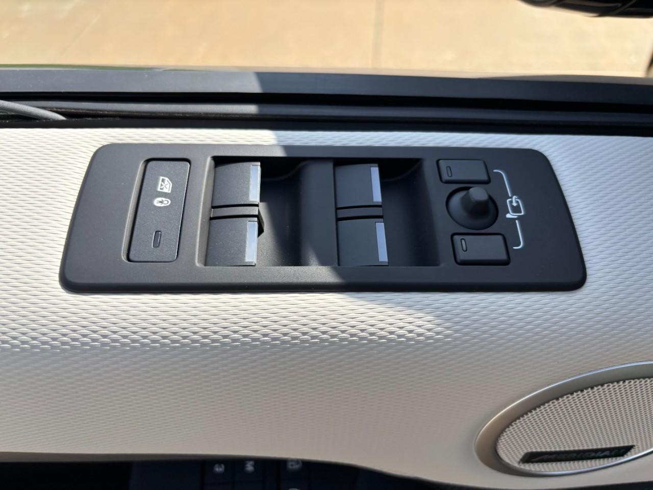 Land Rover Discovery Vehicle Full-screen Gallery Image 36