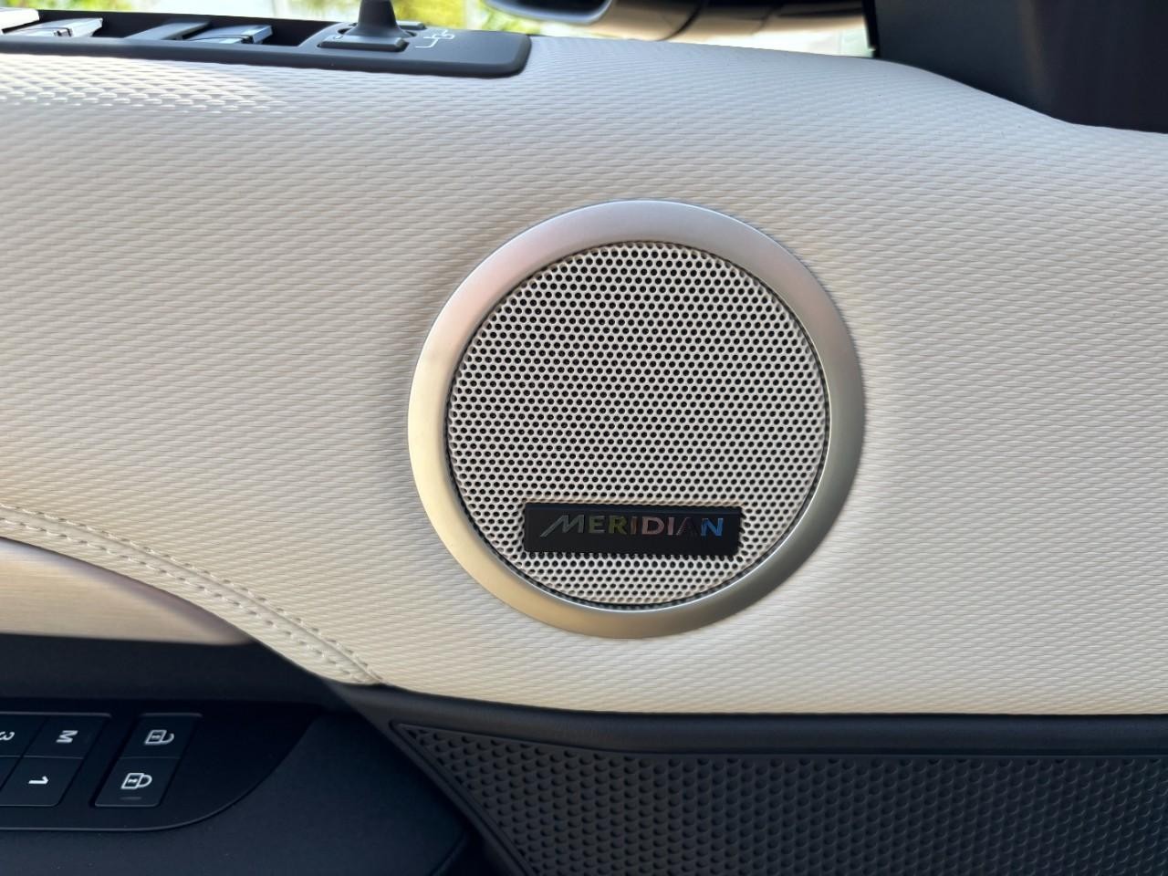 Land Rover Discovery Vehicle Full-screen Gallery Image 37