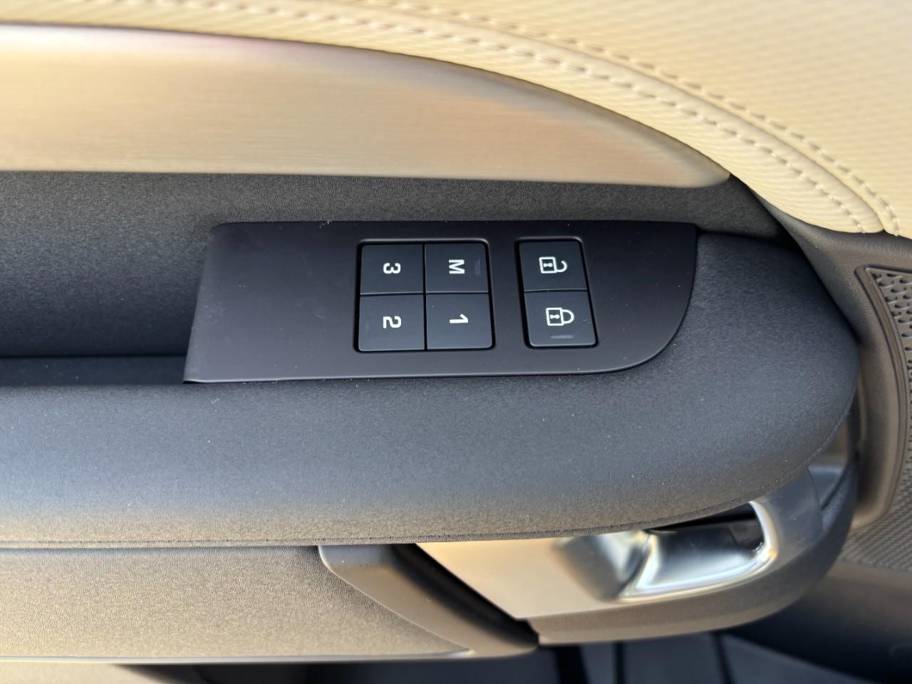 Land Rover Discovery Vehicle Full-screen Gallery Image 38