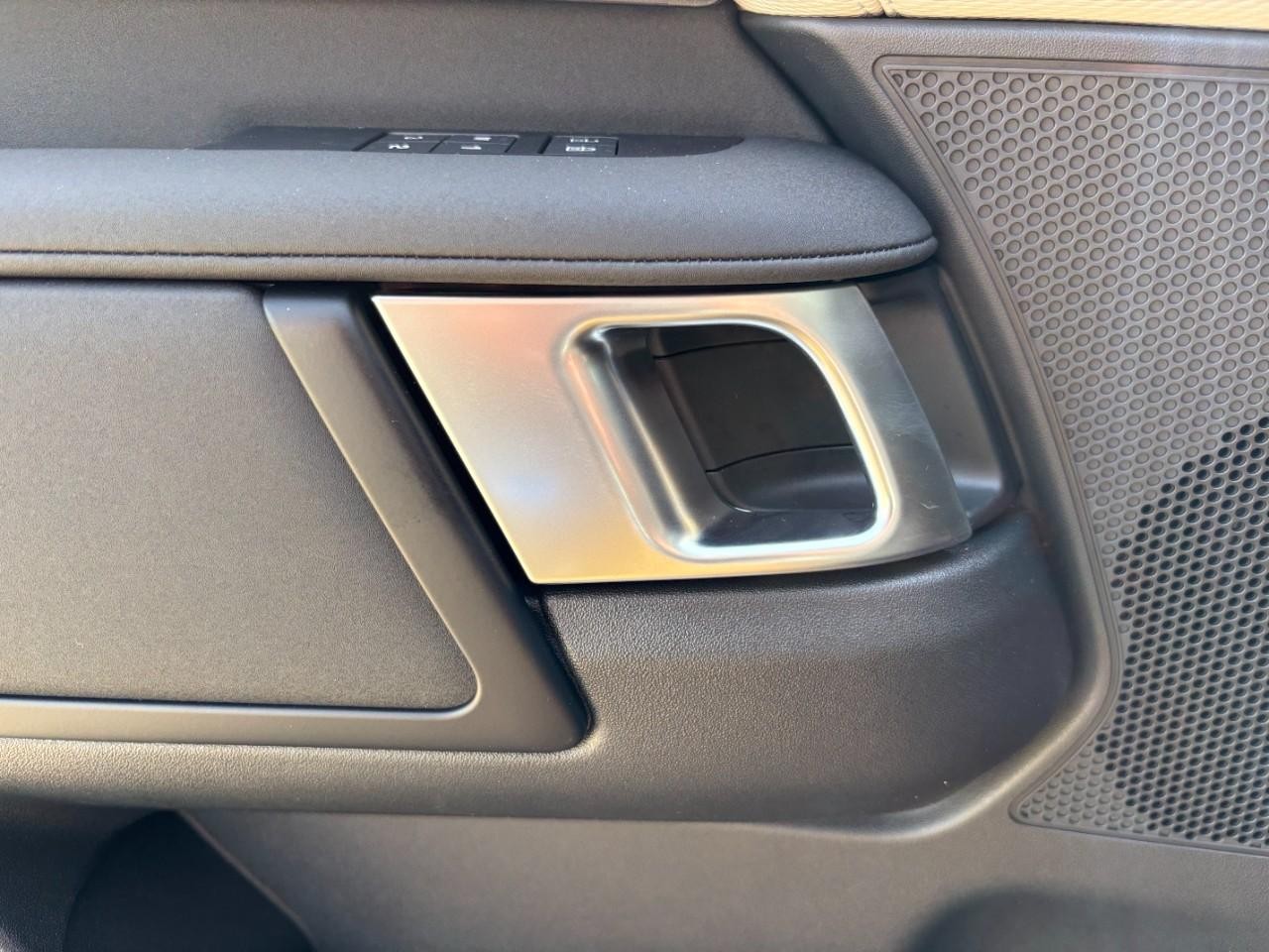 Land Rover Discovery Vehicle Full-screen Gallery Image 39