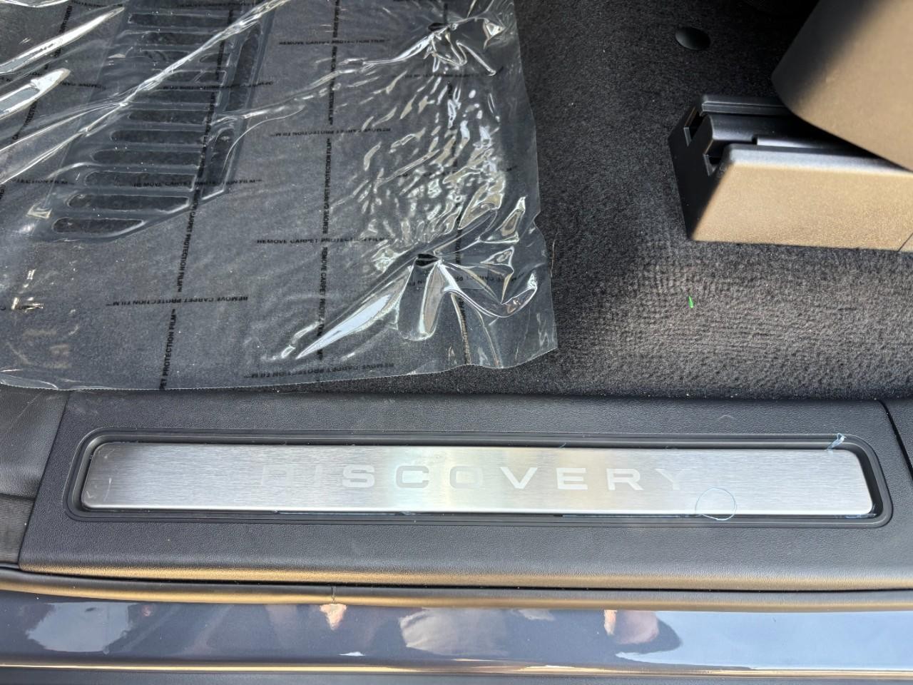 Land Rover Discovery Vehicle Full-screen Gallery Image 40