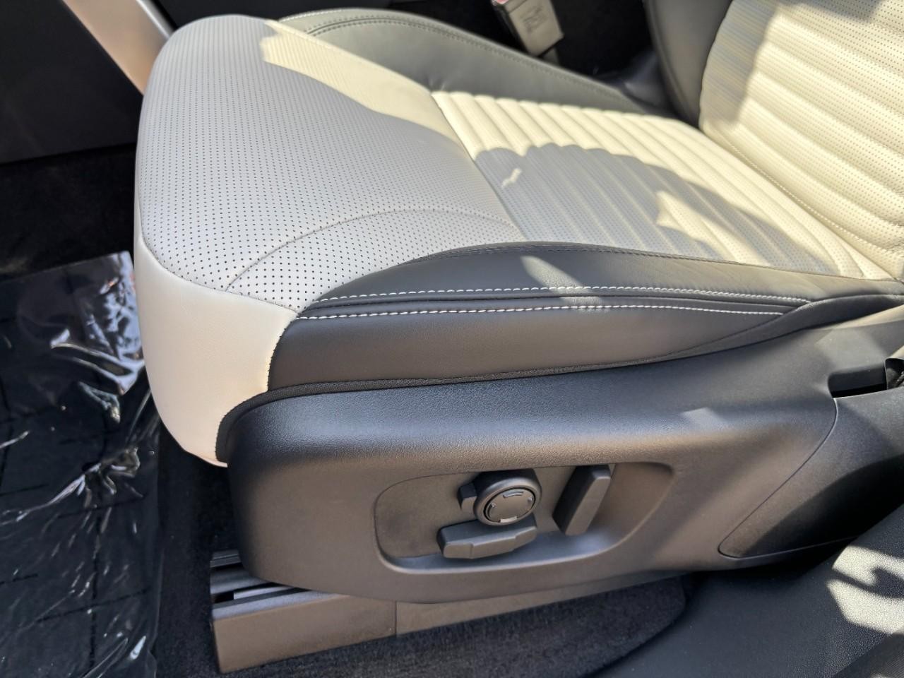 Land Rover Discovery Vehicle Full-screen Gallery Image 41