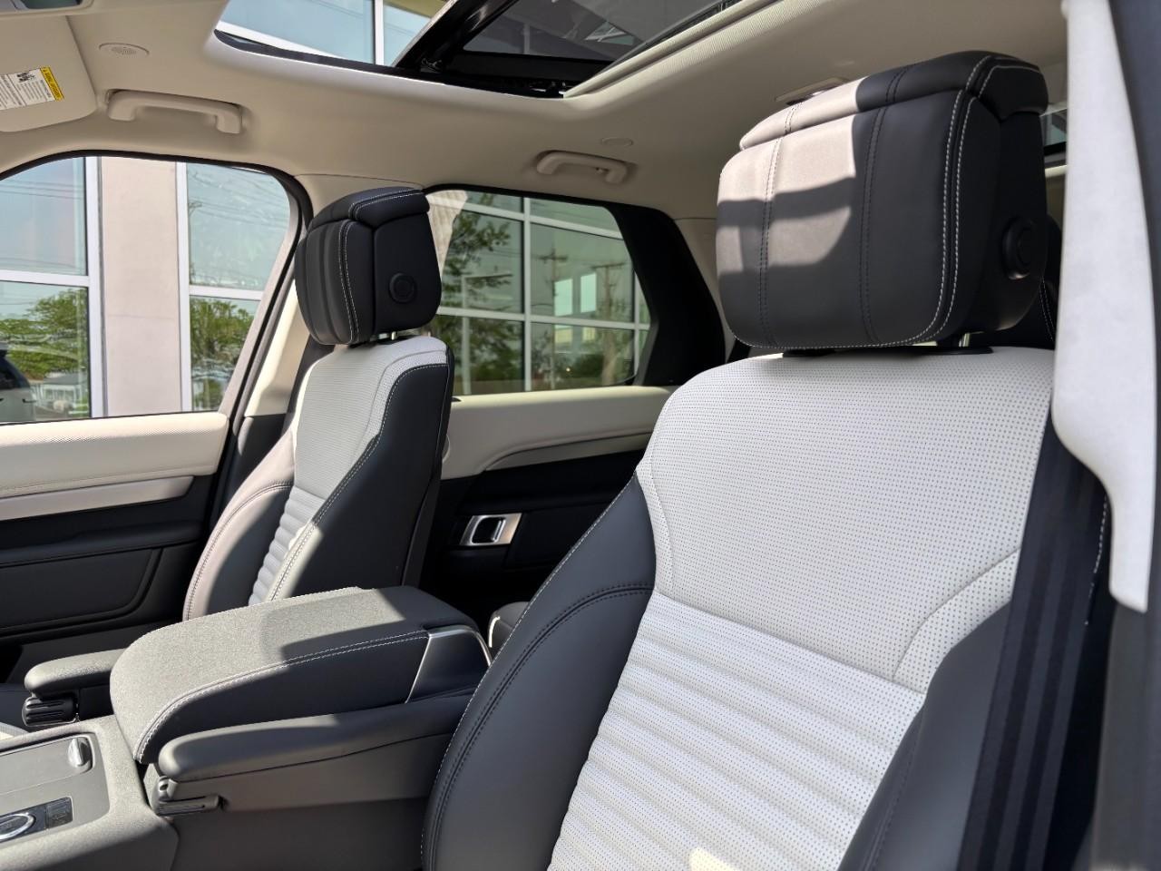 Land Rover Discovery Vehicle Full-screen Gallery Image 42