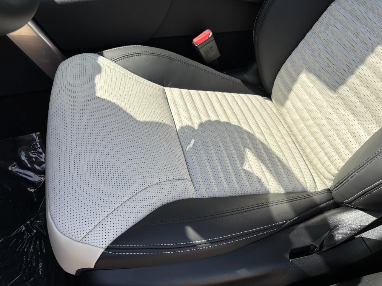 Land Rover Discovery Vehicle Full-screen Gallery Image 43