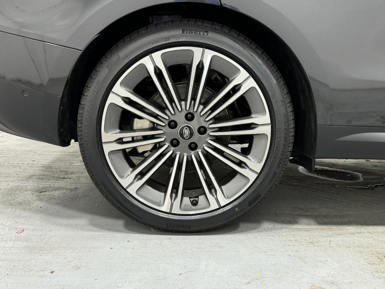 Land Rover Range Rover Sport Vehicle Full-screen Gallery Image 5