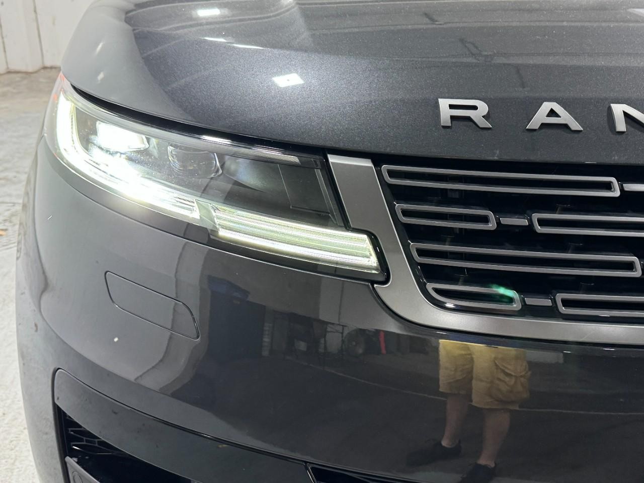 Land Rover Range Rover Sport Vehicle Full-screen Gallery Image 7