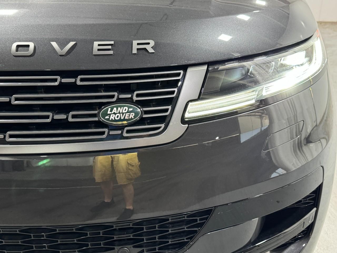 Land Rover Range Rover Sport Vehicle Full-screen Gallery Image 8