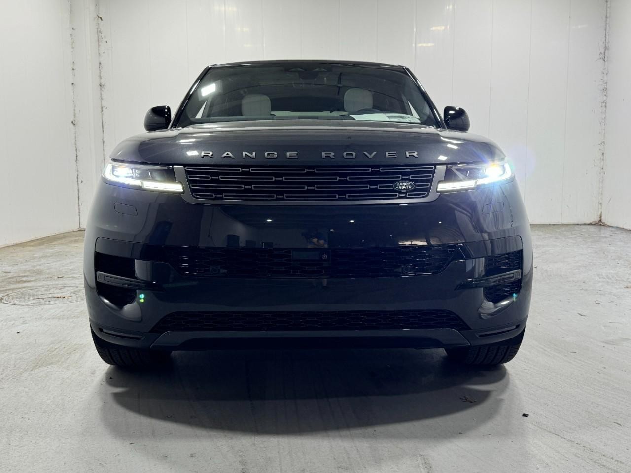 Land Rover Range Rover Sport Vehicle Full-screen Gallery Image 9