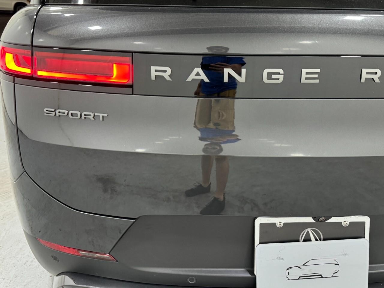 Land Rover Range Rover Sport Vehicle Full-screen Gallery Image 10