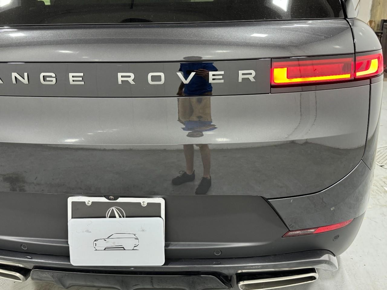 Land Rover Range Rover Sport Vehicle Full-screen Gallery Image 11