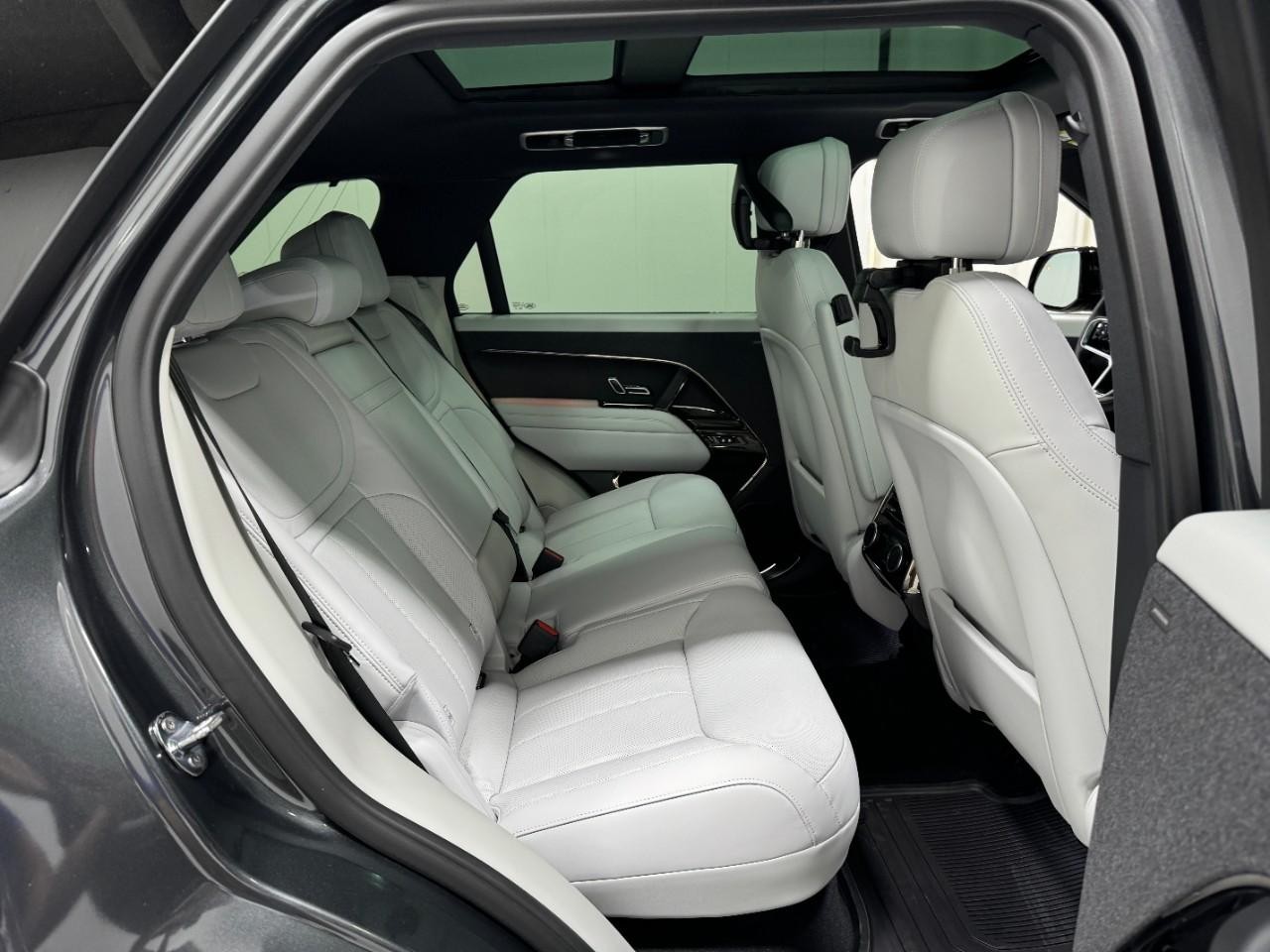 Land Rover Range Rover Sport Vehicle Full-screen Gallery Image 13