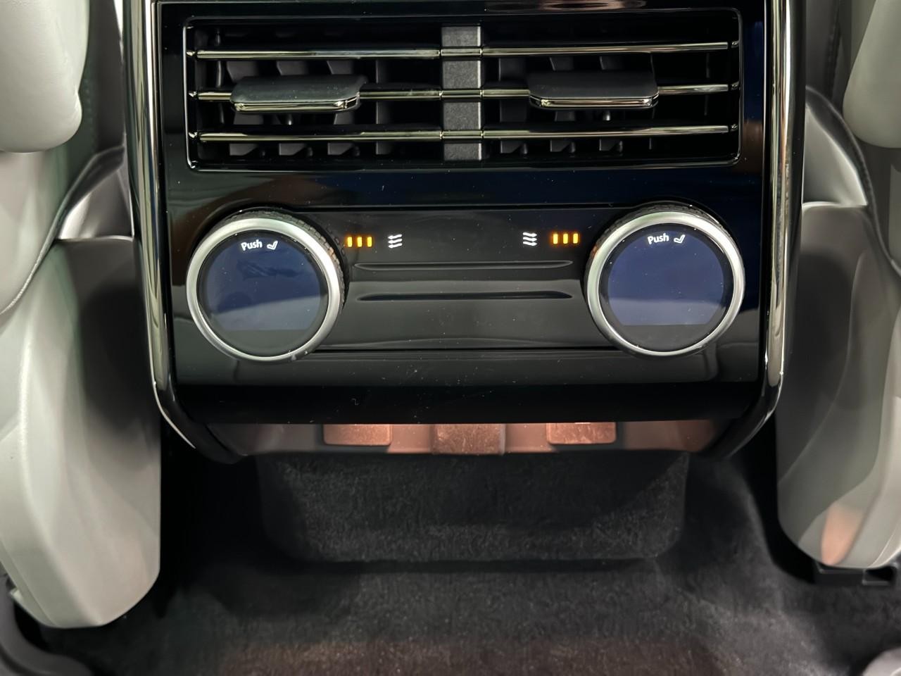 Land Rover Range Rover Sport Vehicle Full-screen Gallery Image 14