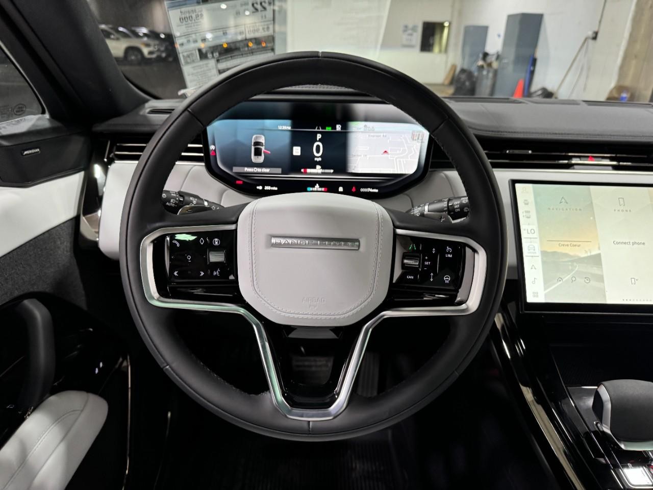 Land Rover Range Rover Sport Vehicle Full-screen Gallery Image 17