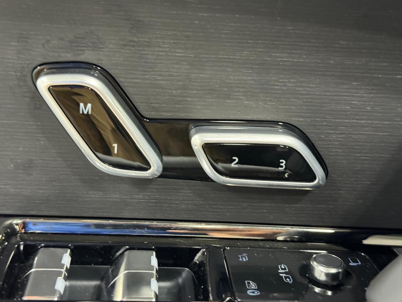 Land Rover Range Rover Sport Vehicle Full-screen Gallery Image 22