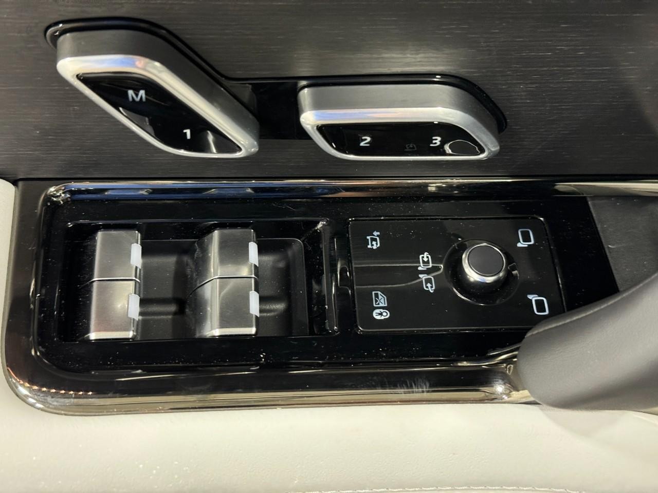 Land Rover Range Rover Sport Vehicle Full-screen Gallery Image 23