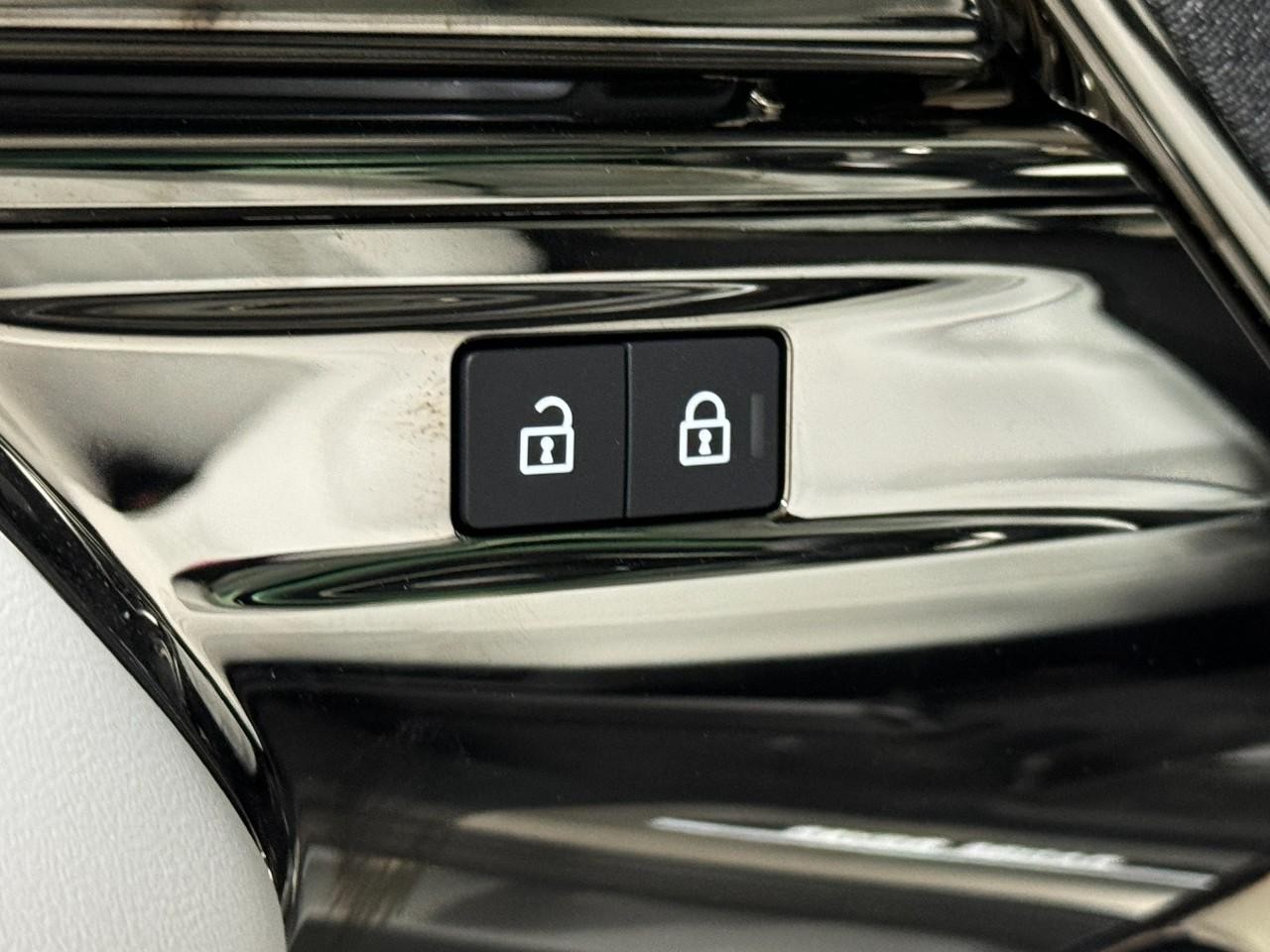 Land Rover Range Rover Sport Vehicle Full-screen Gallery Image 24