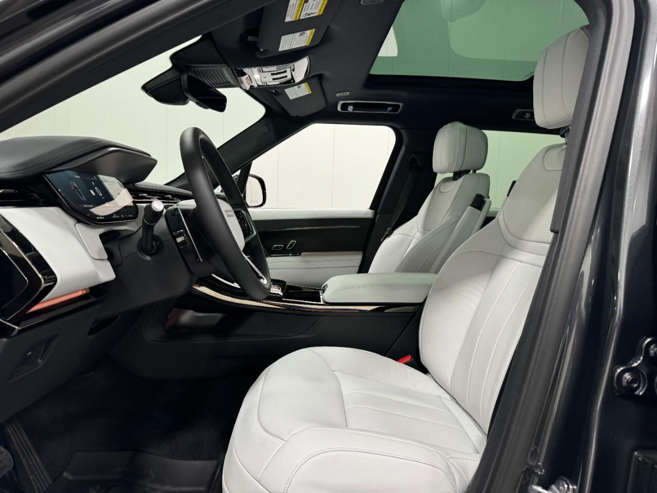 Land Rover Range Rover Sport Vehicle Full-screen Gallery Image 25